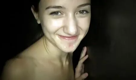 Le molesta la veteranas bien calientes joven preparándose para la sesión, y golpeando su boca por la noche en el dormitorio