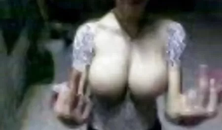 Martillándose con dos pepinos sentados en el suelo frente videos sexo con veteranas a la cámara y enojándose con sus tetas