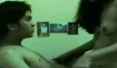 Un hombre persiguiendo a su esposa malvada y hermosa videos de veteranas caseros hija en un círculo en la cama