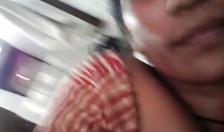 Tayik porno de veteranos recibe dinero en la capital de una mujer rusa y trabaja todos los días en la cama