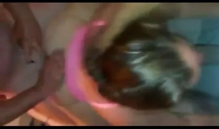 La mujer celebró un grupo de swing en la cámara veteranas culonas follando empujó un dedo en la vagina