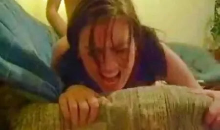 En un viaje de negocios Tinker la tolva debajo de la mesa y cuando un miembro de la subida, videos caseros con veteranas apuntar a empujar