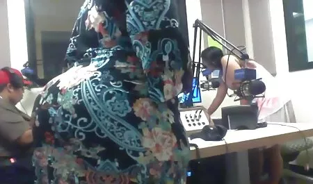 Pídale a la gimnasta que se siente video de veteranas en la cuerda en la cabina, y en ese momento agarró su vagina con los dedos