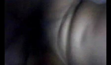 Burro pies truco extendido debajo de la mesa cuando veteranas xvideos tío estaba reparando un equipo que no se mueve y sin pantalones