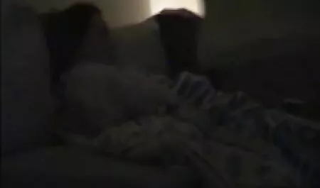 Pasión de pelo rizado Oksana pishchugina está desnuda en la cama y arrastra videos xxx con veteranas las relaciones íntimas
