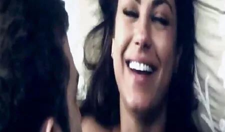 Ella abrió la boca durante un fuerte orgasmo y gritó por su garganta, veteranas serviporno rábano picante penetrando de su espalda