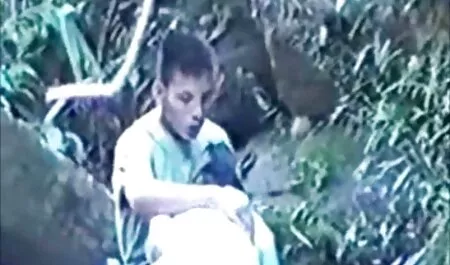 En la naturaleza, dos hombres intercambian esposas, y uno mordisquea a una mujer en el colchón, y el segundo en videos de xxx veteranas la tienda