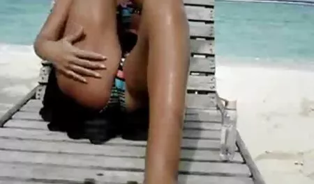 Chico frotando su compañero de clase en la parte veteranas follando superior de la vagina rosa en su casa mientras los padres estaban fuera