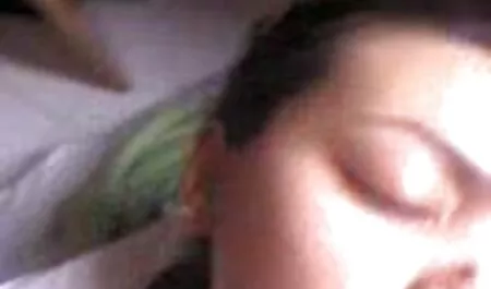 Botón Rusia sin pantalones se burlan veteranas gozando de padrastro en el desayuno, levantando sus pies en el sofá y exponiendo su vagina con suave piel