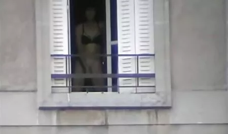Un hombre vestido de blanco para convencer a Fifu con los ojos grandes, agarrándose la cabeza e insertando el videos de veteranas cojiendo miembro en la boca