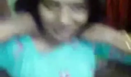 La Bestia del Diente de León pertenece a los dioses sentados con veteranas gordas desnudas la vagina canosa en el pan de los jóvenes y comienza a chupar, un miembro que sobresale a través de las moscas.