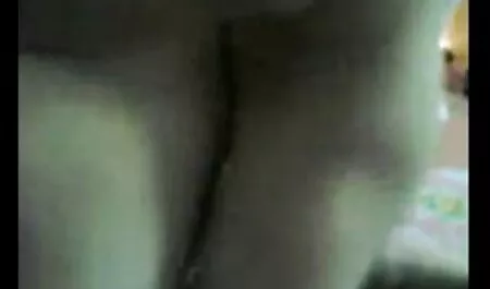 Después de perder a su marido en un desastre nuclear, las chicas buscan aventura en su trasero y encontraron que dos hombres la llevaron al orgasmo tres veces sexo con ella, por doble penetración en ambos veteranas teniendo orgasmos agujeros