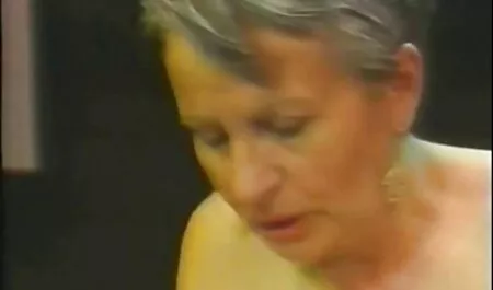 En el gimnasio, vacío, ella, puta, saca un gran consolador y comienza a masturbarse el coño con él, luego un chico apareció de la nada y la folla apasionadamente y duro en videos x de veteranas el suelo