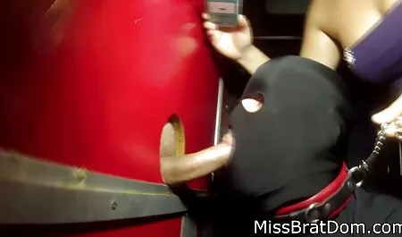 Strippers arrancan las bragas de los visitantes e insertan al porno veterano miembro en su culo, pero ella no tiene tiempo para descubrir lo que está sucediendo