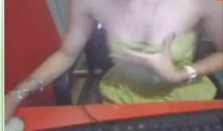 El marido juega frente a la computadora con bragas, y la esposa sentada en el suelo veteranas tetonas follando entre sus piernas y chupando su polla vuela.