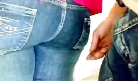 Una chica muy joven videos caseros de veteranas chupa una polla a un hombre adulto después de verlo en sus pantalones
