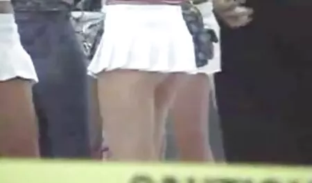Él engaña a las personas ingenuas contra el cáncer en un dormitorio y montones de huevos en el huevo en la veteranas redtube vagina que es apretado presionando sobre sus labios
