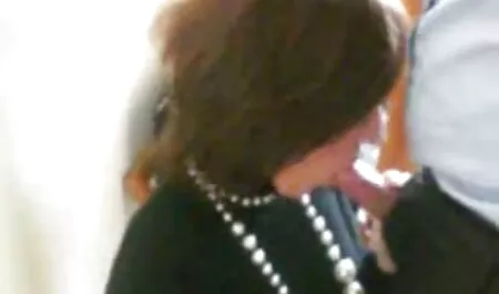 El amigo de mamá veteranas peludas xxx vino a traer un pastel y sin bragas para felicitar a shket, el niño se sorprende sorprendido por lo que vio.
