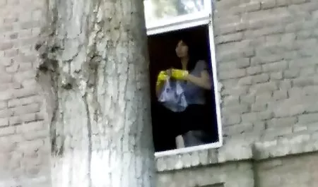 Un hermano menor veteranas pajeandose del esposo se apresuró a darle la boca a su esposa y lo atrapó en la cama, terminando en segundos.
