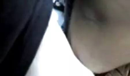 Vladislav dejar de lado la consola de juegos cuando veteranos cojiendo Margot joven comenzó a darle una mamada