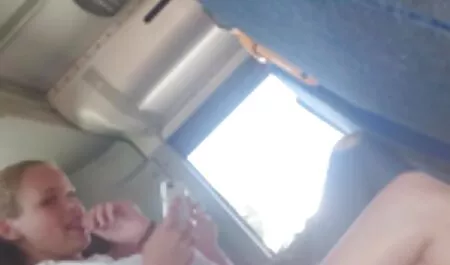 Sentado a horcajadas a una chica extendiendo su culo con sus veteranas españolas xxx manos y cavando su ano