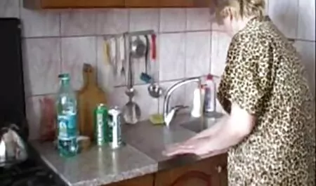 Le puso veteranas acabando el borde de un baño en la cabeza y la obligó a hacer una mamada, golpeándole el culo con el cepillo en la espalda