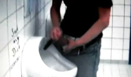 Ella agarró al novio con una mano en sus pantalones y comenzó a apretar el clítoris desordenado, penetrando sus dedos en la veteranas bien calientes vagina.