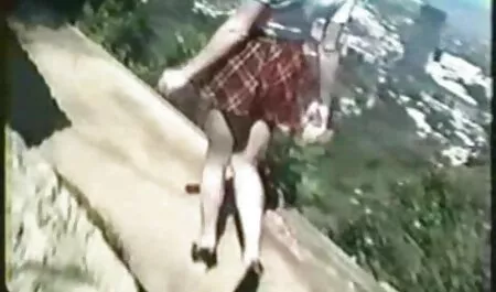 Los clips porno se escenifican sobre el videos pornos caseros de veteranas asesino, cuando un asesino se folla a cuatro personas de la zona