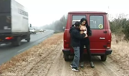 Joven rubia twist veteranas y peludas bailando oficiales desnudo desnudo y un hombre viendo su escupir en él