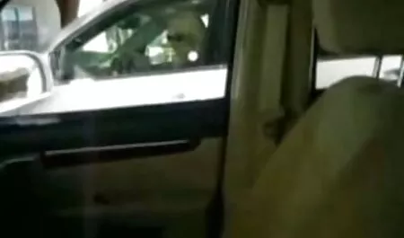 Hundió su mano en la boca de veteranas mamadoras una puta borracha y empujó un cepillo mojado en el culo con un cáncer de viaje