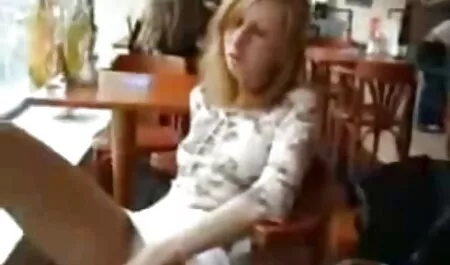 El camarero que cojiendo veteranas viejo puso sus pies sobre la mesa y una nueva camarera chupar de la parte inferior