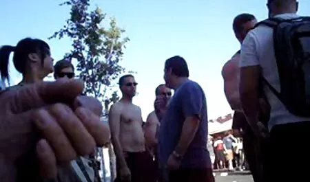 Durante el viaje al taller de negocios, la gallina se divierte con una gran polla negra gigante enviando fotos y videos a su esposo por teléfono veteranas desnudas gratis