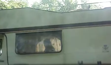 Puta en la escuela de cine, porno a la mierda, chica tetas grandes, mejor culo, y se encuentra videos de veteranas buenas justo al lado de la chica el desarrollo de su agujero un poco en absoluto menos dolor