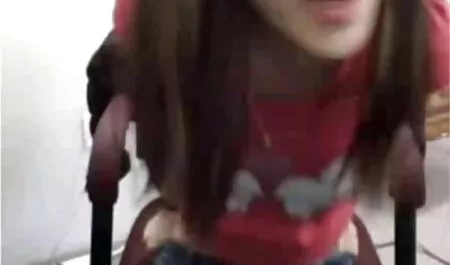 Hizo que el camarero chupara limpiándose los pies sobre sus tetas y estiró la cabeza hacia el ano, apretando veteranas culonas follando sus labios y ella lamió un punto
