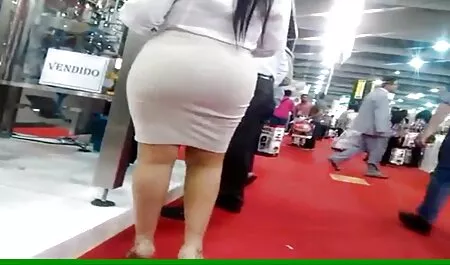 Dos muñecas matryoshka flacas dadas a un hombre veteranas muy calientes mayor, mientras que uno miraba, un segundo arrastrándose en la cara a un amigo