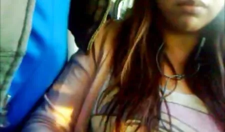 Una joven secretaria que le veteranas follando con negros masajea el hombro y se da para follar al jefe, y debajo de la mesa hay una cámara oculta