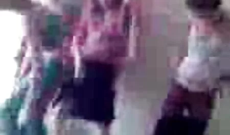 La Virgen frota el tronco arrugado que sobresale de veteranas redtube los labios de la vagina que está cubierto de vello púbico