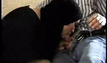La anfitriona con el pelo rizado en la cabeza veteranas gozando y burros bombardeados flotando debido a la euforia de la increíble