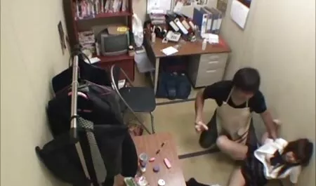Gran completa hacer obsceno en el fregadero y en el suelo en un vaso, y luego verter su propio veteranas pajeandose arte de agua