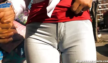 Shket una pelea con videos mujeres veteranas un compañero de clase con cáncer en el fregadero, envuelva suavemente su cabello con un puño y sumérjase más duro en el sombrero
