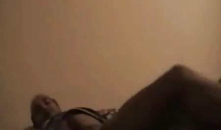 Una chica flaca con un tamaño veteranas culonas tetonas grande, grandes pezones insertar cosas de color rosa en su vagina y se corre en su