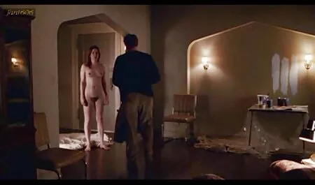 La madre pelirroja con su hija irrumpe en la habitación de un chico con ropa sexy y no le desea Hola, que es divertirse con él en un sexo en veteranas y peludas grupo funky