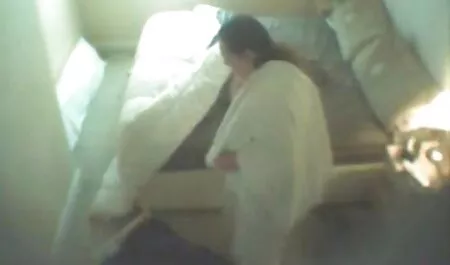 Cuando un chico listo para ayudar a su novia en la casa, ella será extremadamente feliz y culiando con veteranas dispuesta a agradecerle por ello acariciando el pene de él mientras lava los platos y cuando volvió la cara hacia ella, ella estaba encantada, hinchazón de la polla, el siguiente es el sexo en la cocina apasionado en el coño, coño afeitado y el orgasmo