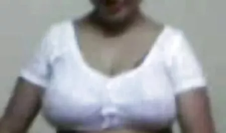 Una mujer uzbeko caliente con su hocico una sonrisa, acaba de arrancar porno de veteranos su culo con un gran shnyag