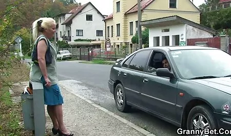 Un joven hombre metiendo su polla en la longitud videos con veteranas del culo con sus manos sobre la chica divirtiéndose