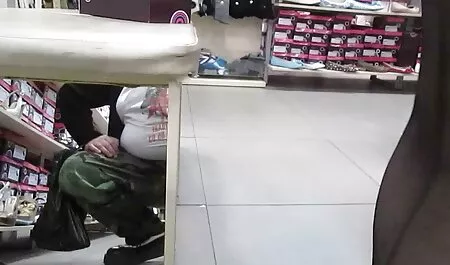 Pacientes superando el cáncer con una joven enfermera con hermosos culiando veteranas pechos y golpeando entre los pechos, por encima de los pezones