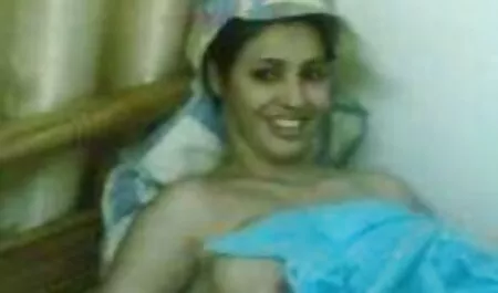 La gata asiática con hermosos ojos sacó el coño que es peludo con un pequeño vibrador y finalmente agarró videos gratis de veteranas follando sus piernas