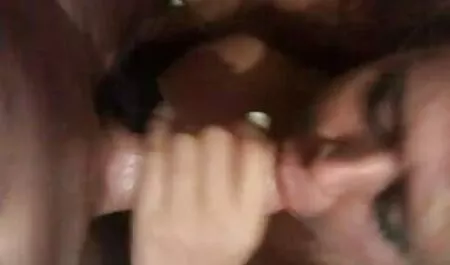 Piggirl Tailandia acordó abrir ver veteranas desnudas una prenda para una foto por valor de cien dólares cuando su padrastro le preguntó