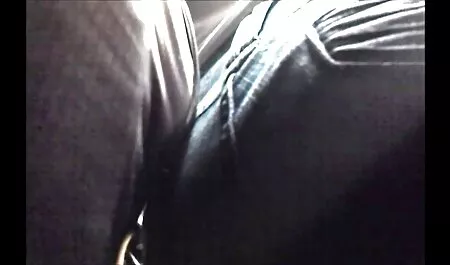 Las mujeres jóvenes de la videos de sexo gratis con veteranas India golpean el pollo a un amigo que se esconde en una silla y muestra sus pechos