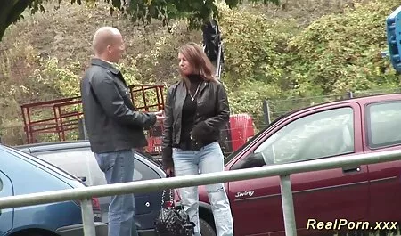 El sobrino se vio videos de veteranas sexis obligado a ver cómo su tío se follaba a su esposa, y fue esposado al sofá